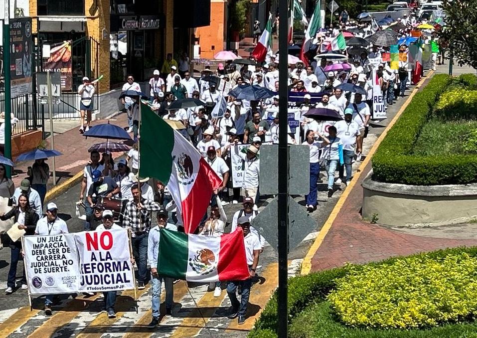 Trabajadores del Poder Judicial de la Federación cierran vialidad y marchan en Xalapa