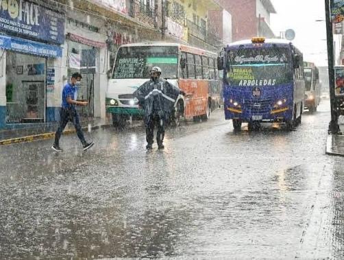 Exhortan a automovilistas manejar con precaución en condiciones lluviosas