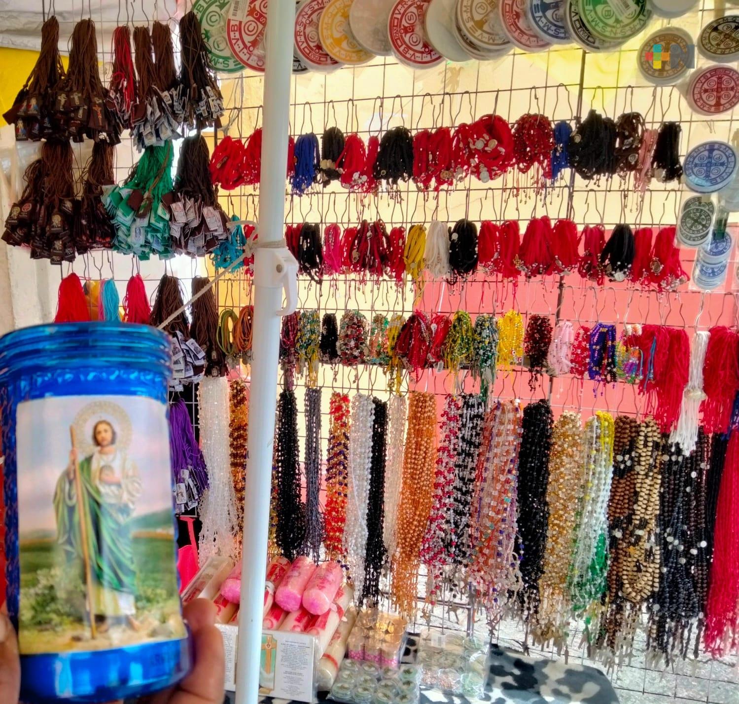 En Xalapa, vendedores de artículos religiosos listos para recibir reliquias de San Judas Tadeo