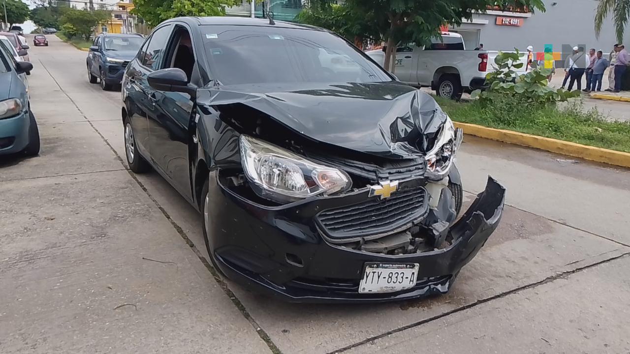 Camioneta choca vehículo de CFE y este atropella a joven que falleció por las lesiones