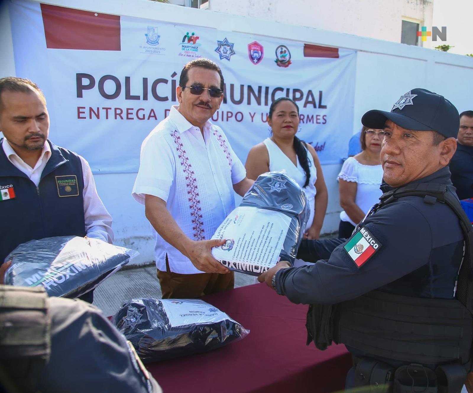 Alcalde de Martínez de la Torre entrega uniformes a policía preventiva municipal