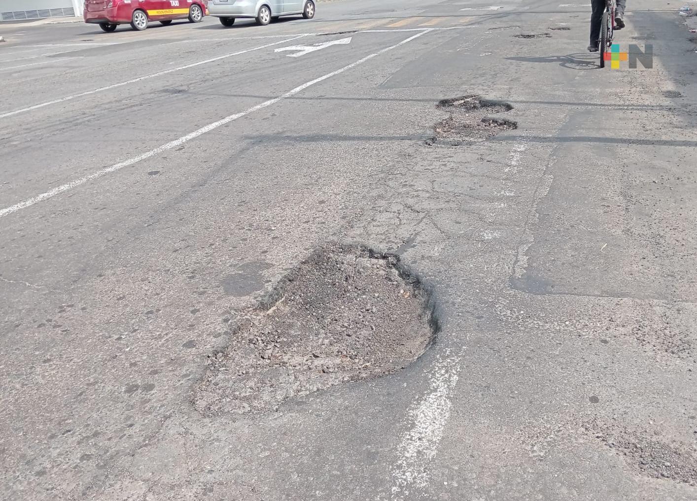 Vecinos denuncian múltiples baches en avenida del municipio de Veracruz