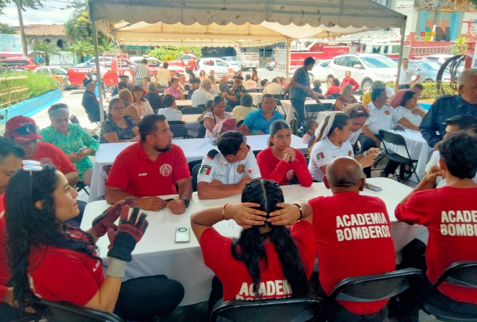 Entre comida y reconocimientos, bomberos de Xalapa celebran sus día