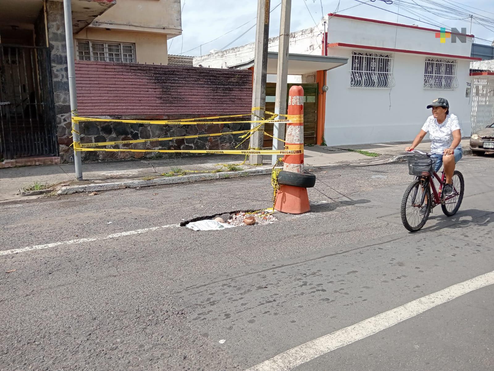 Baches no atendidos en Veracruz puerto se agrandan tanto como el riesgo que conllevan