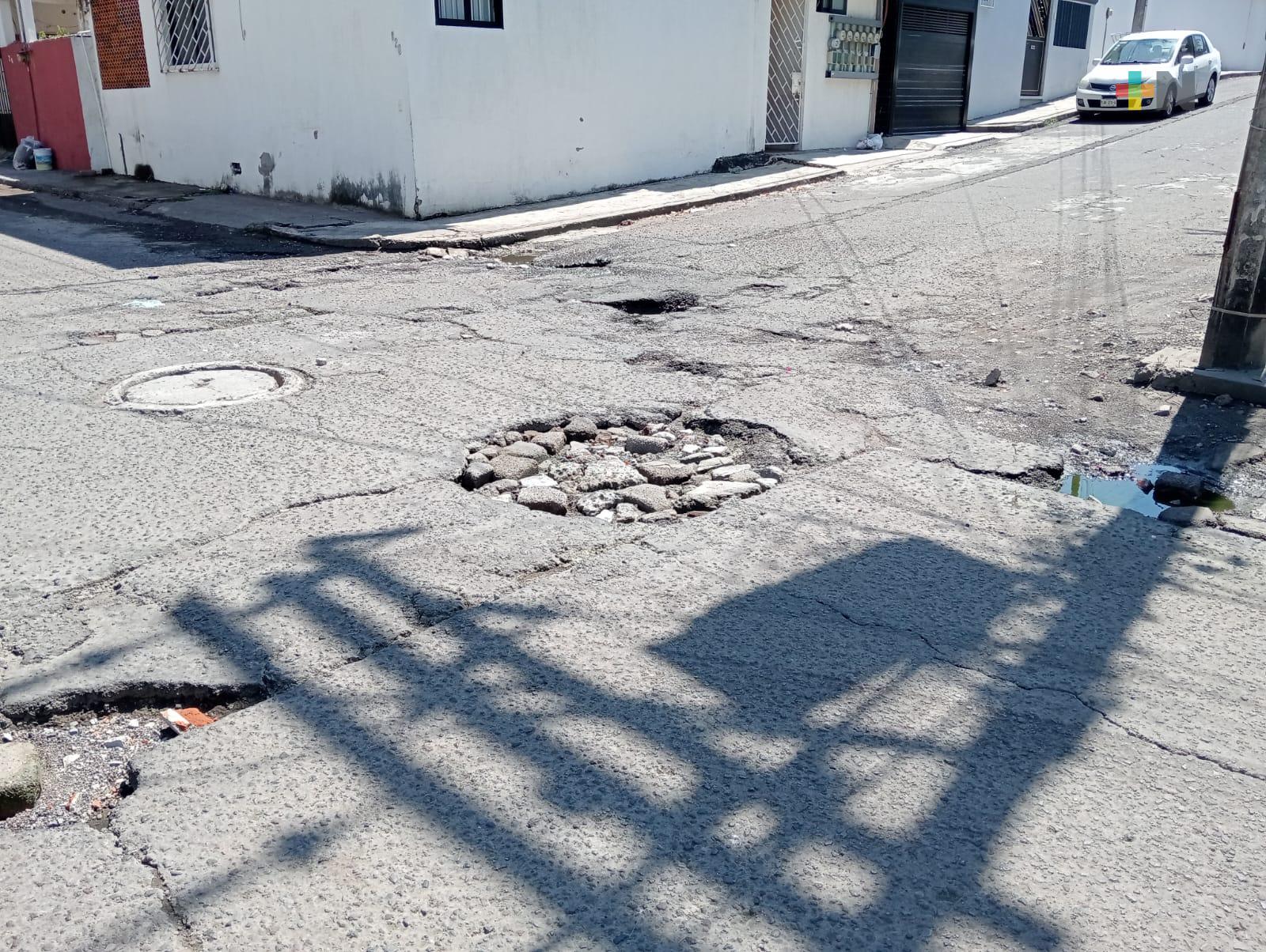 Fuga de aguas negras y baches afectan a vecinos de Boca del Río