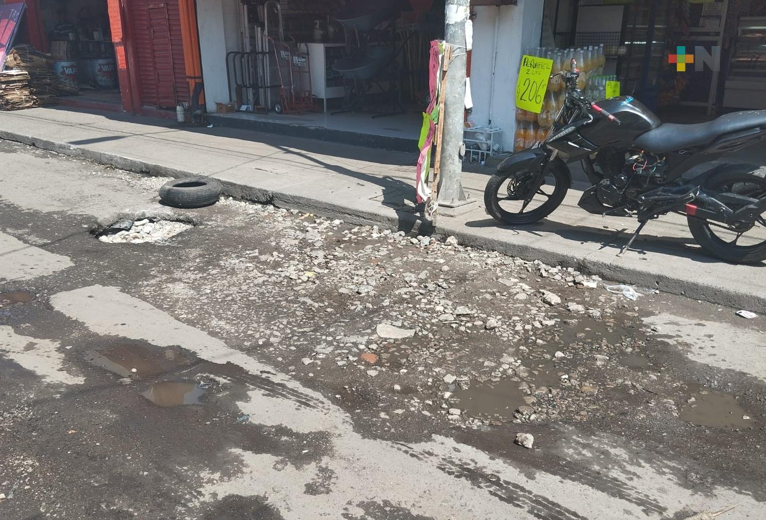 Baches y hundimientos afectan ventas de locatarios en mercado de Veracruz puerto