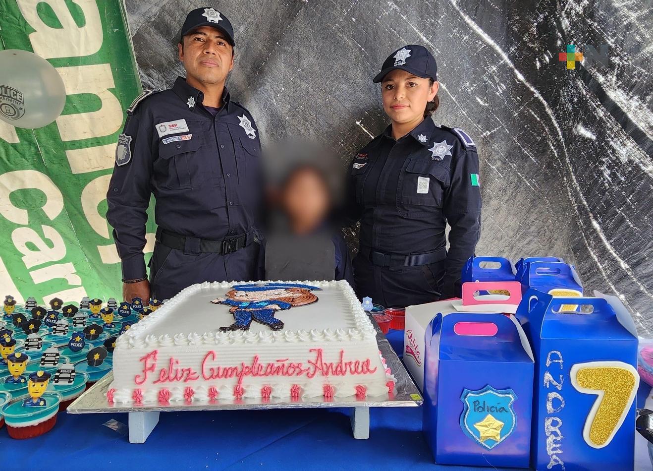 Niña elige celebrar su cumpleaños en compañía de policías