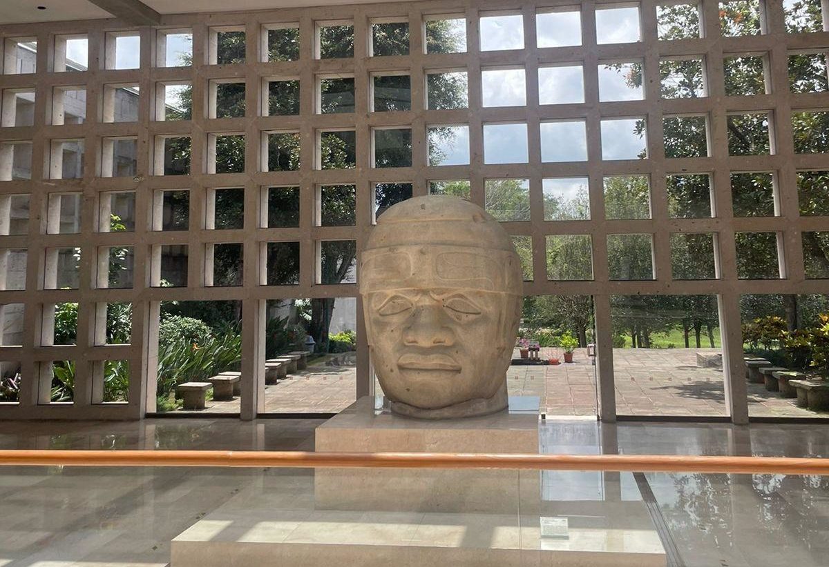 Museo de Antropología prestará cabeza olmeca a Emiratos Árabes Unidos
