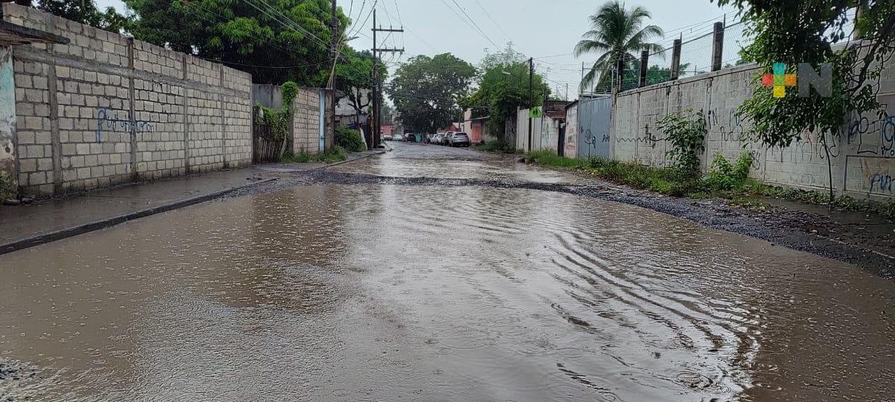 Denuncias por calles en mal estado en Veracruz puerto son desoídas por autoridades