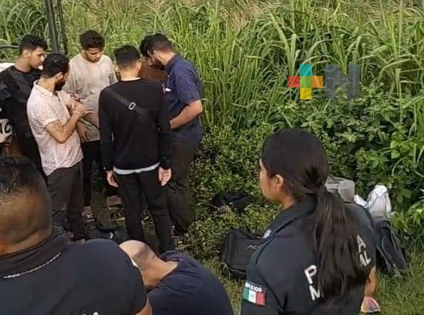 Camioneta que transportaba migrantes vuelca sobre carretera Coatzacoalcos-Minatitlán