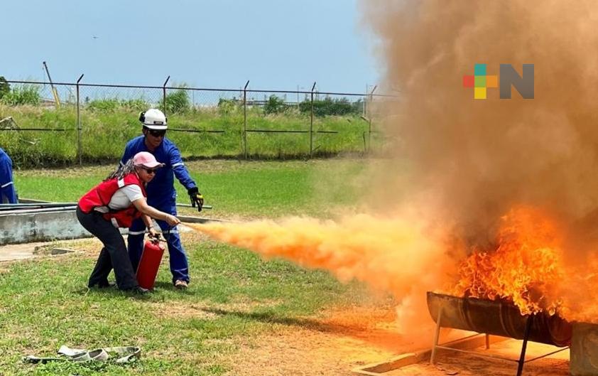 Capacitan a personal de Asipona Coatzacoalcos en manejo y uso de  extintores