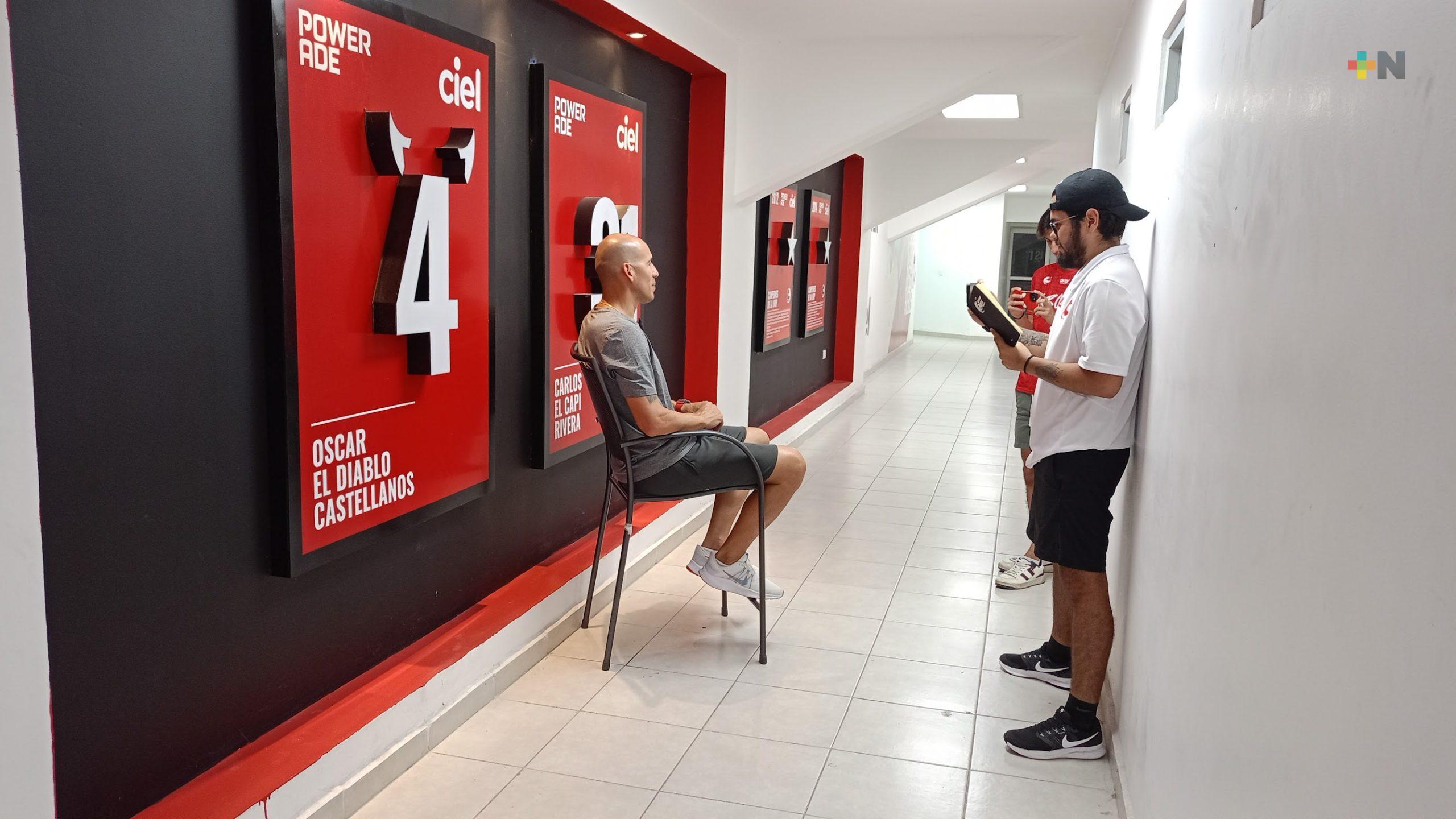 Carlos Rivera coach de los Halcones Rojos, contento por regresar a Veracruz