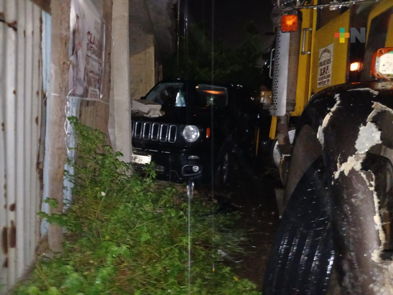 Tráiler sin frenos choca con vehículo y luego contra una casa en Coatza
