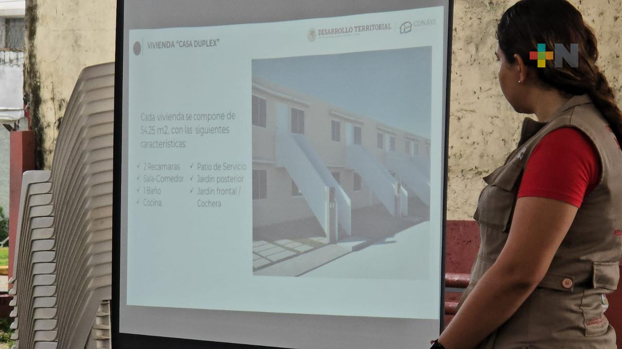 Entregan casas nuevas a 80 familias que desalojarán viviendas a orillas del tren en Coatza