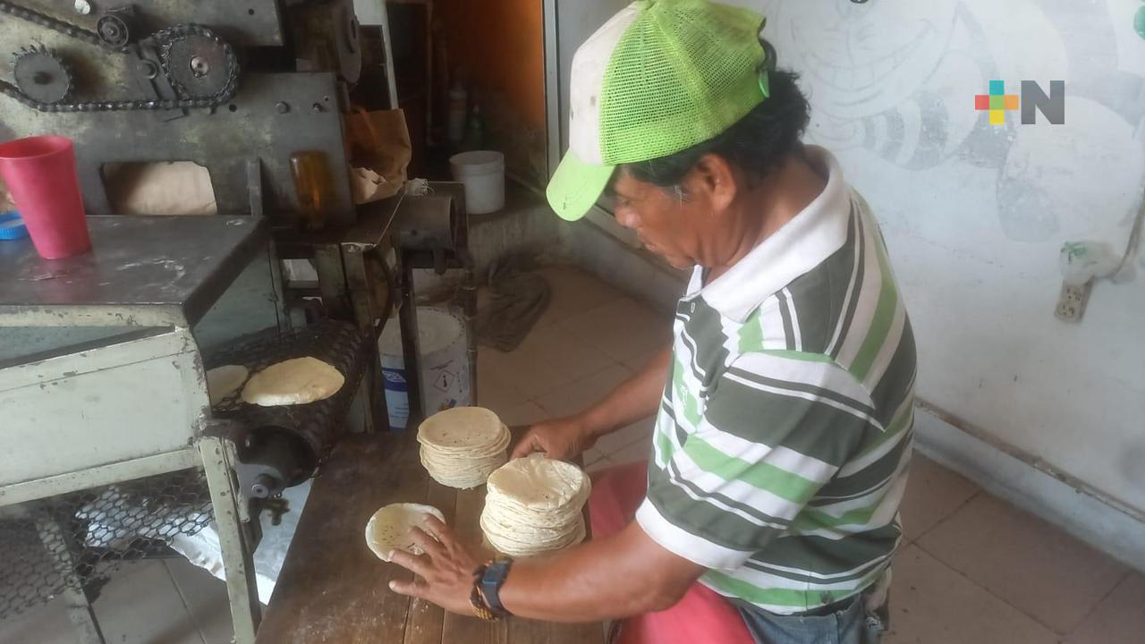 Gravemente quemado empleado en explosión de tortillería; lo trasladan a Veracruz puerto