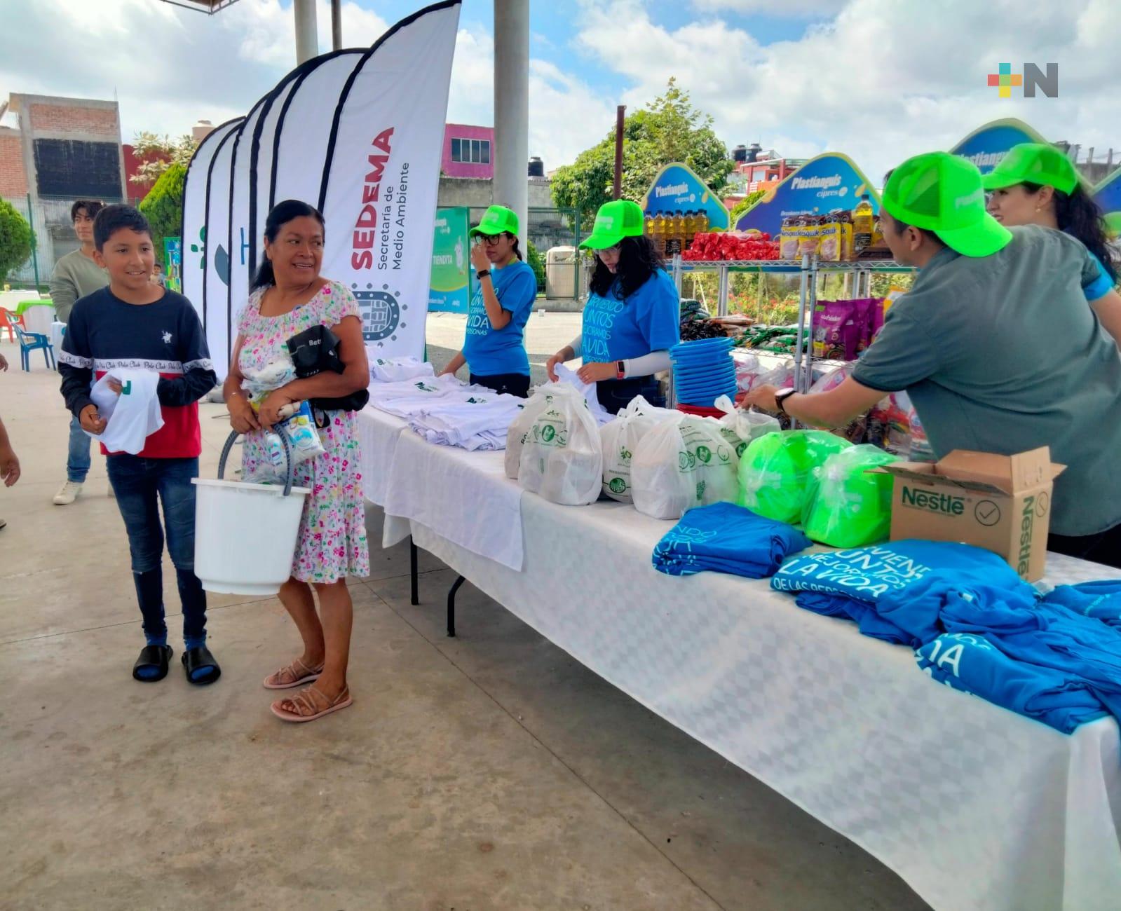 Realizan «plastianguis» en Xalapa