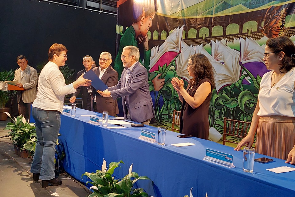 Entregan reconocimientos al mérito universitario en promoción de la lectura