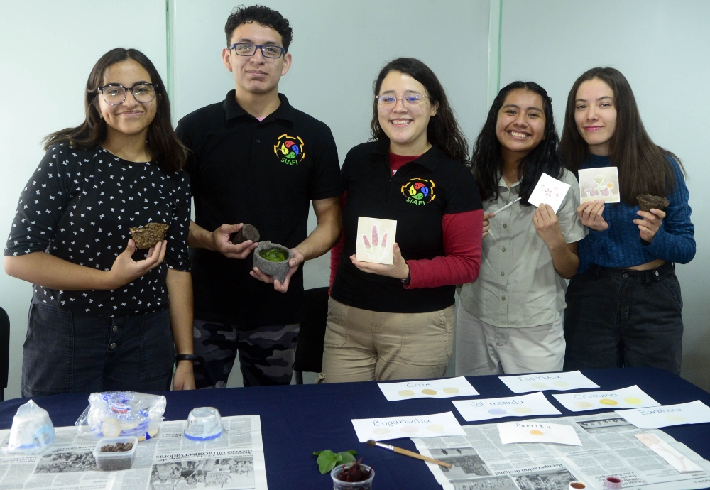 Estudiantes de la UNAM elaboran macetas compostables y acuarelas con materiales sustentables y de reciclaje