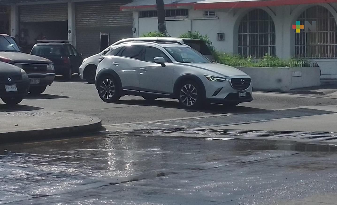 Fuga de aguas negras en avenida boqueña genera molestia en la población