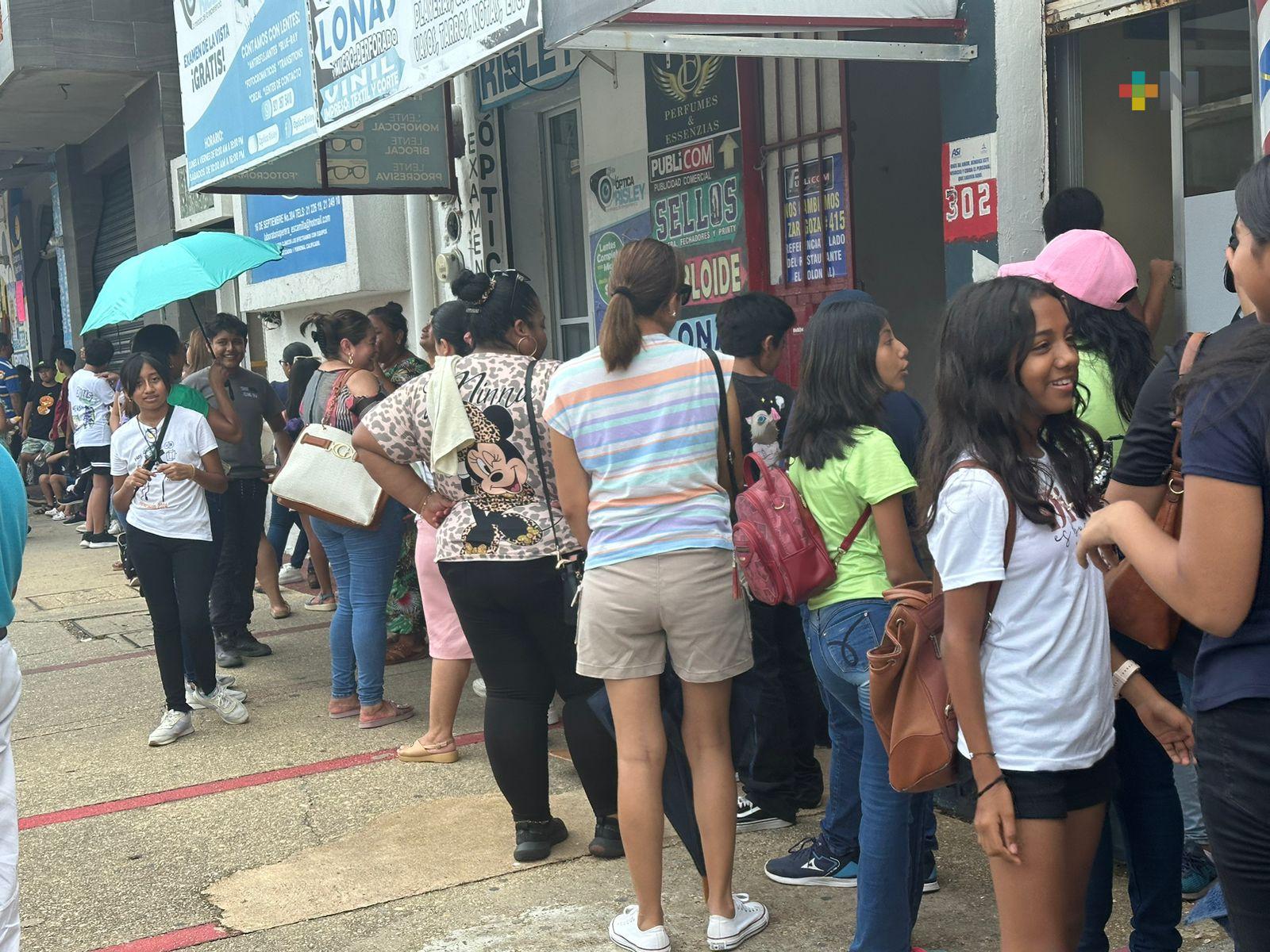 En Coatza, padres de familia hacen filas de varias horas para adquirir uniformes