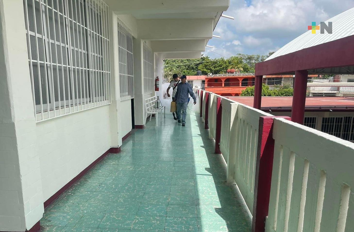 Fumigan escuelas de Cosamaloapan para prevenir dengue en comunidad estudiantil