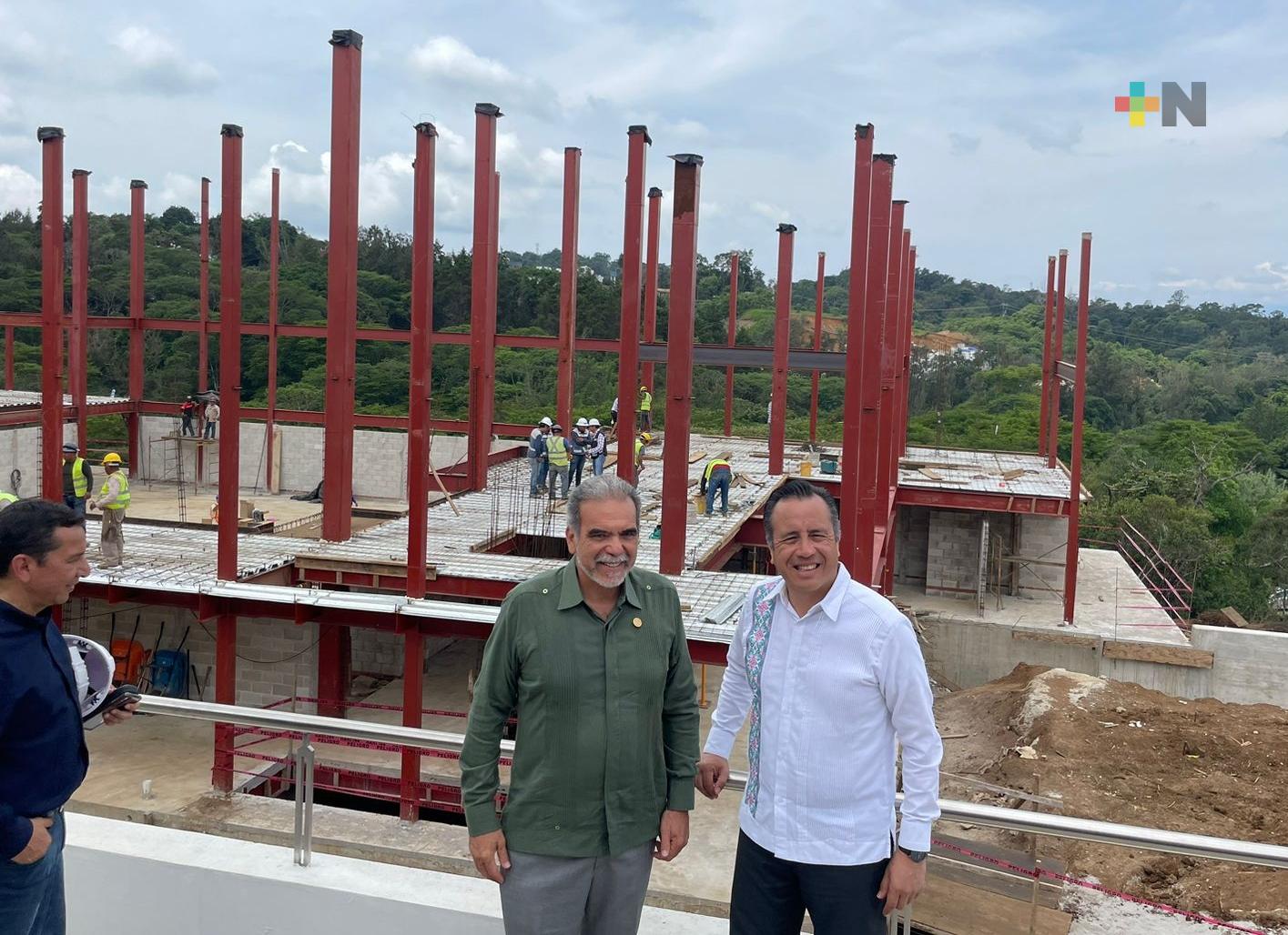 Cuitláhuac García supervisa construcción de nuevo teatro universitario