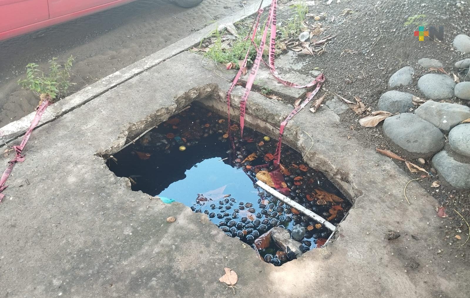 Grupo MAS provoca hundimiento en banqueta, vecinos exigen reparen daño
