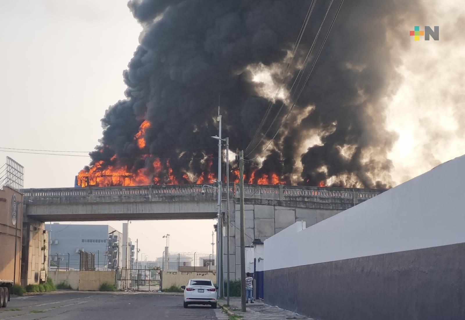 Se incendia urbano sobre puente Morelos del municipio de Veracruz