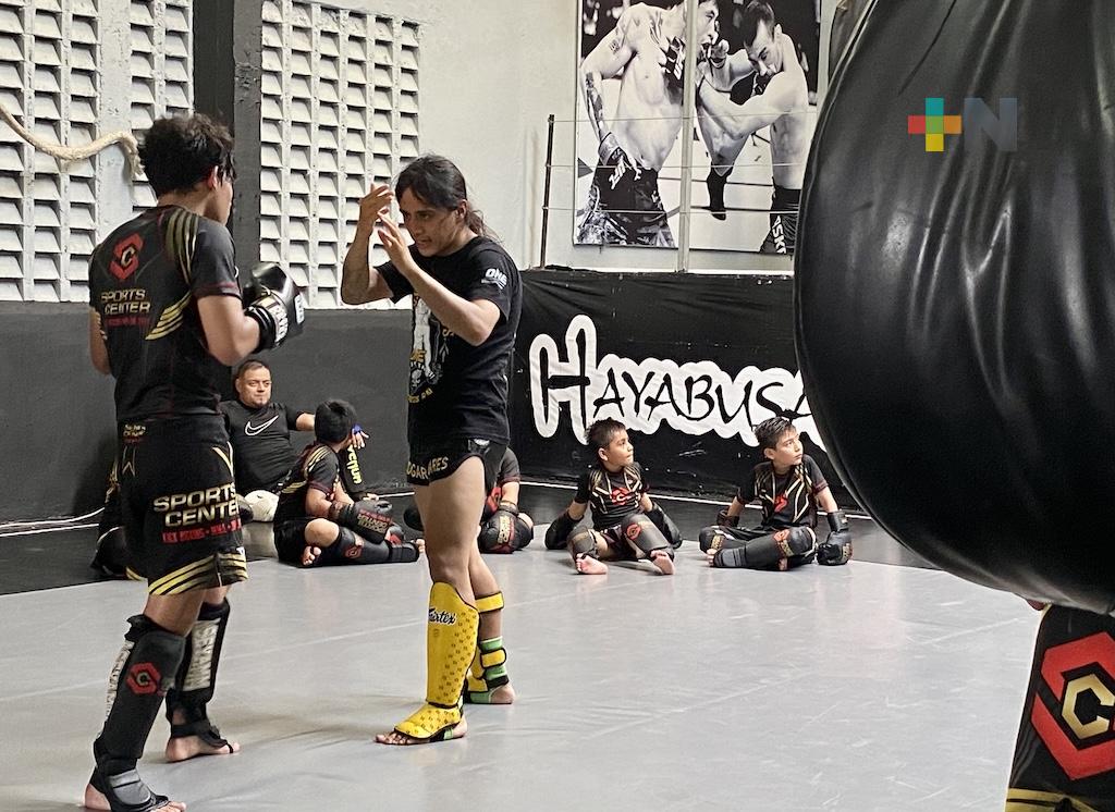 Imparte Édgar Tabares un seminario de Muay Thai en Coatzacoalcos