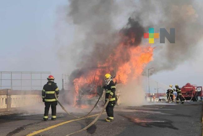 Fuerzas de tarea atienden incendio de autobús en Veracruz puerto y reestablecen circulación