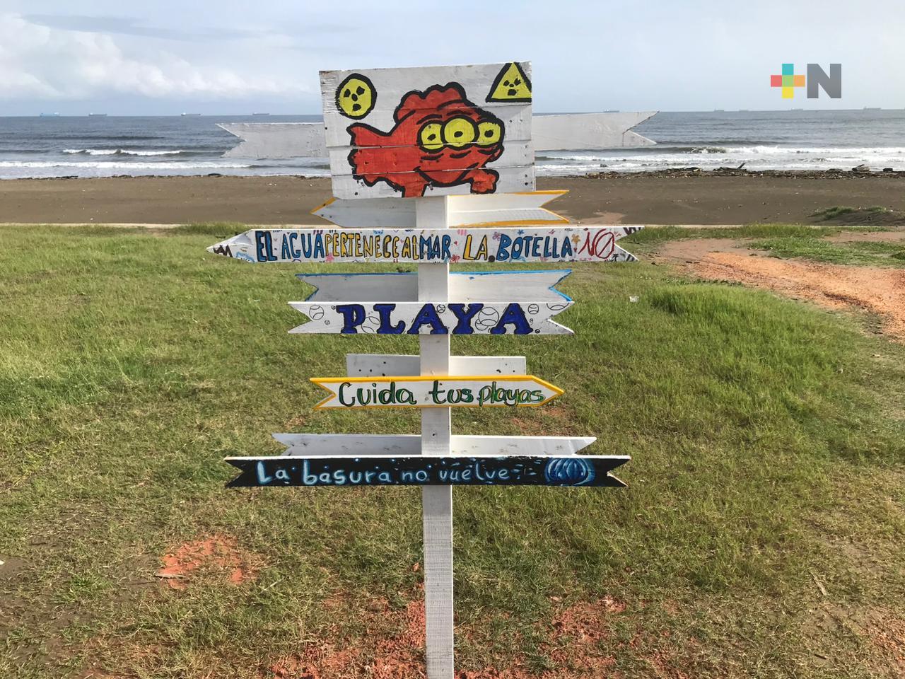 Ignoran letreros ambientalistas; siguen dejando basura en playa de Coatza