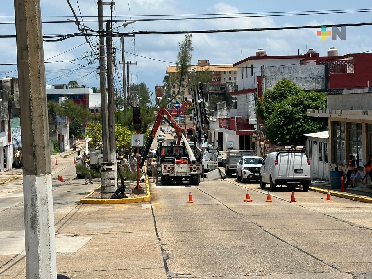 Realiza CFE cambio de postes y herrajes en el centro de Coatzacoalcos