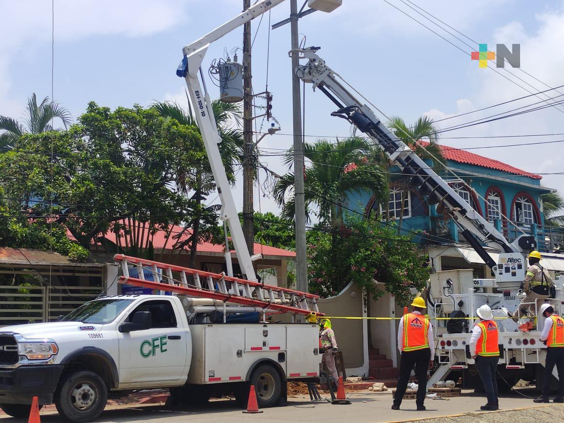CFE sustituye postes dañados en Villa Allende para evitar riesgos y garantizar buen servicio
