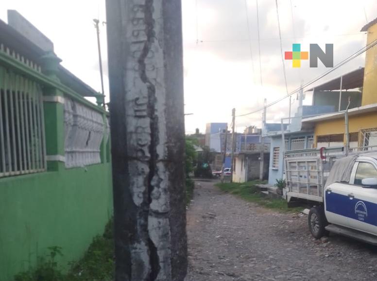 Vecinos de la Reserva Tarimoya III piden a CFE cambiar un poste en mal estado