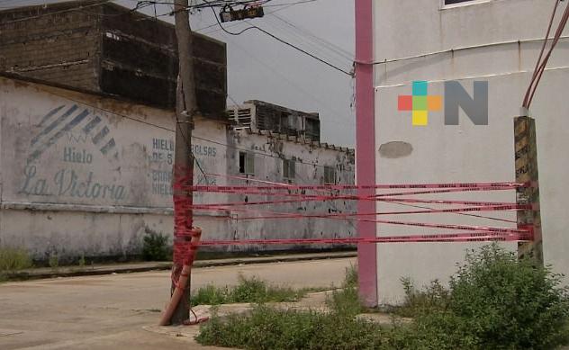 Vecinos de Coatzacoalcos piden apoyo para cambiar poste de luz