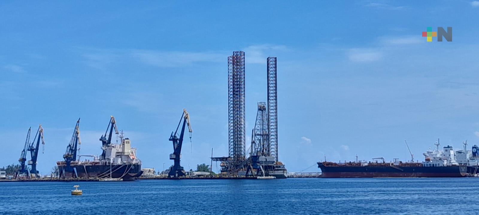 En el puerto de Veracruz repararán plataforma petrolera proveniente de Campeche