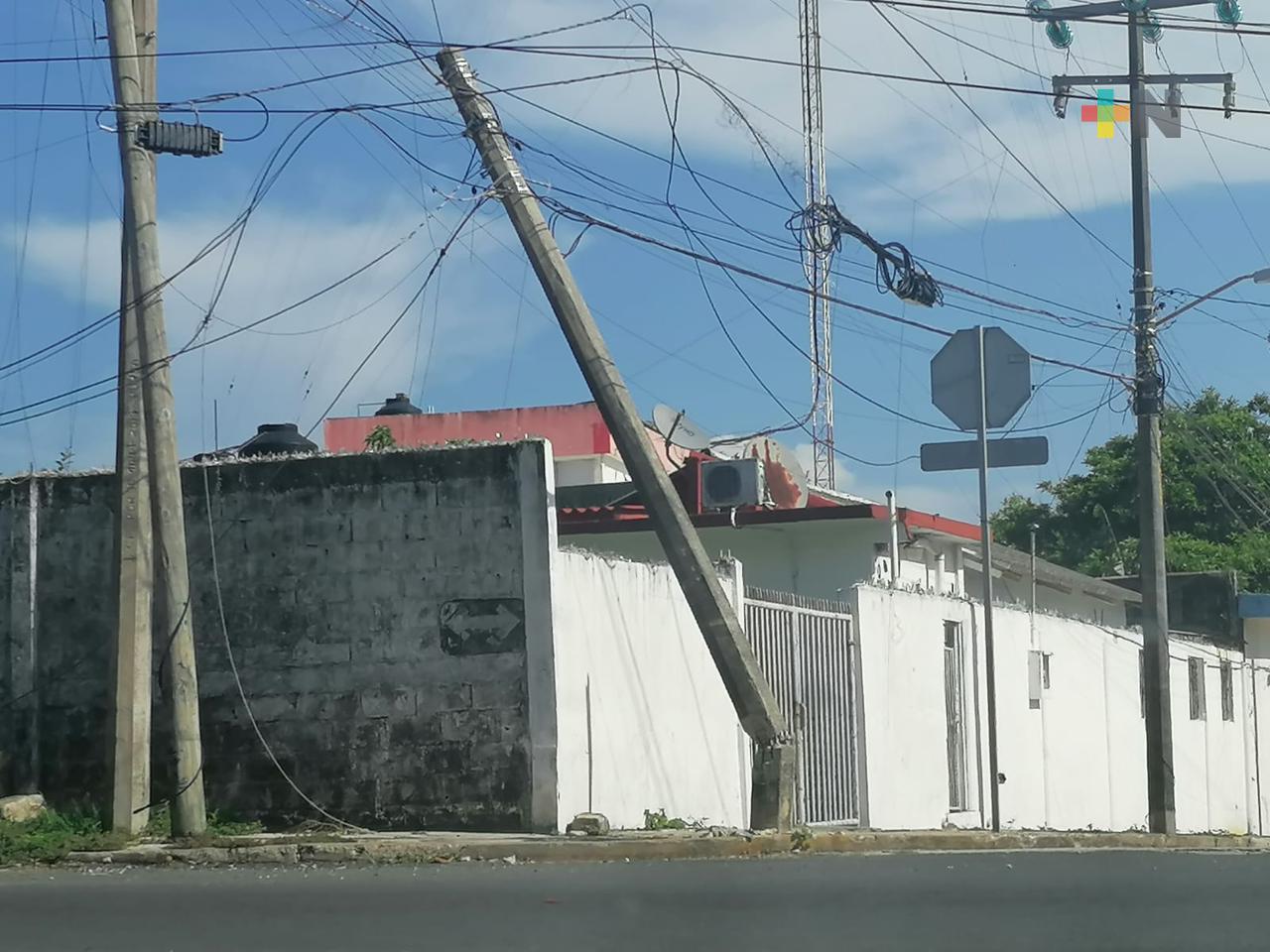Vecinos de Coatza piden atención de poste sobrecargado de cables y a punto de caerse