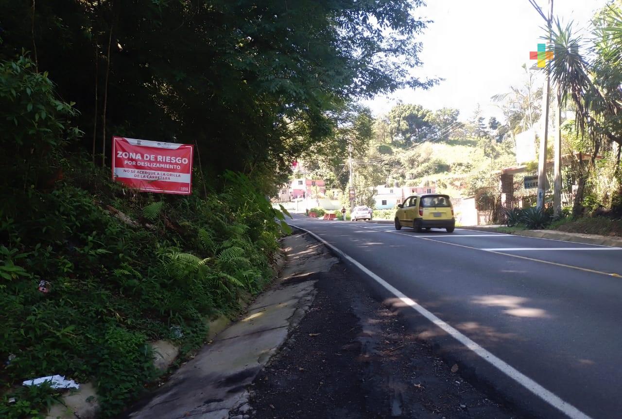 Colocan señalamientos para prevenir a conductores sobre deslizamiento en localidad el Boquerón