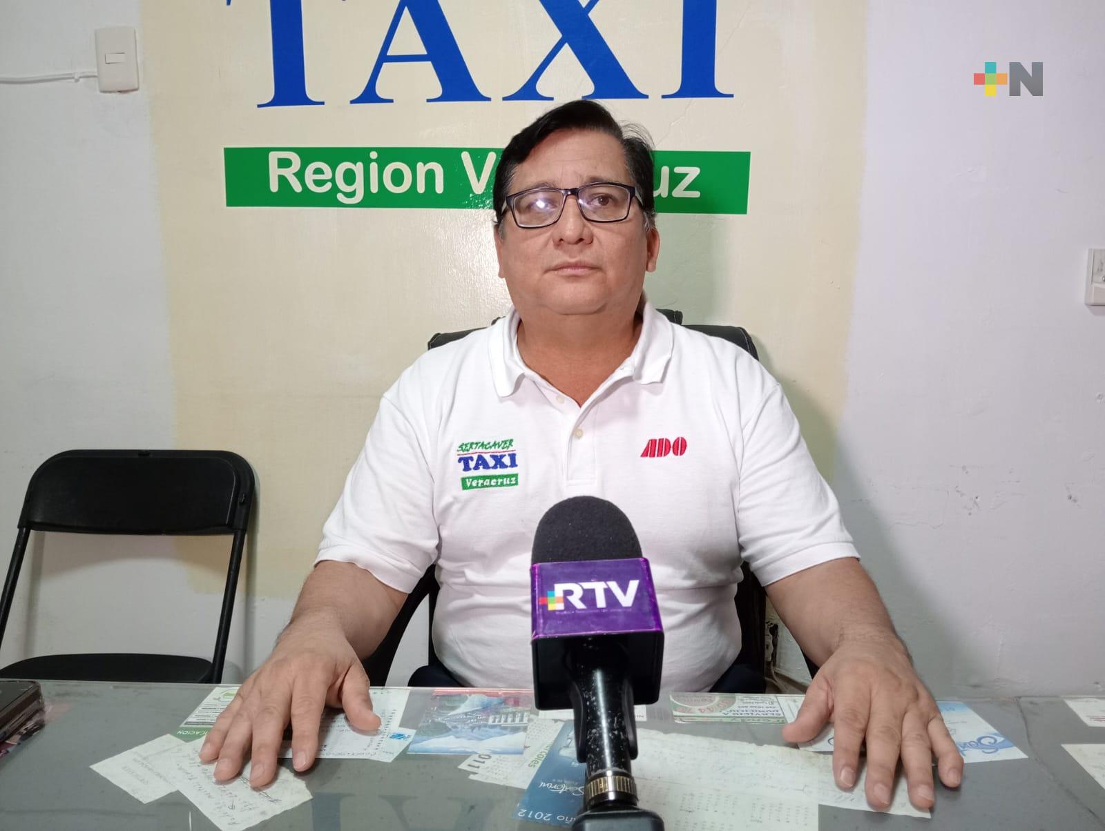 Taxistas de Veracruz puerto piden atender numerosos baches porque causan pérdidas económicas