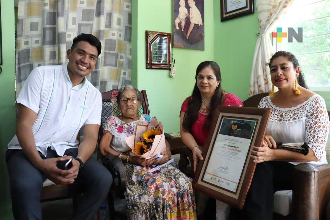 Entrega Secver reconocimientos Tesoros Humanos Vivos en zona sur de Veracruz