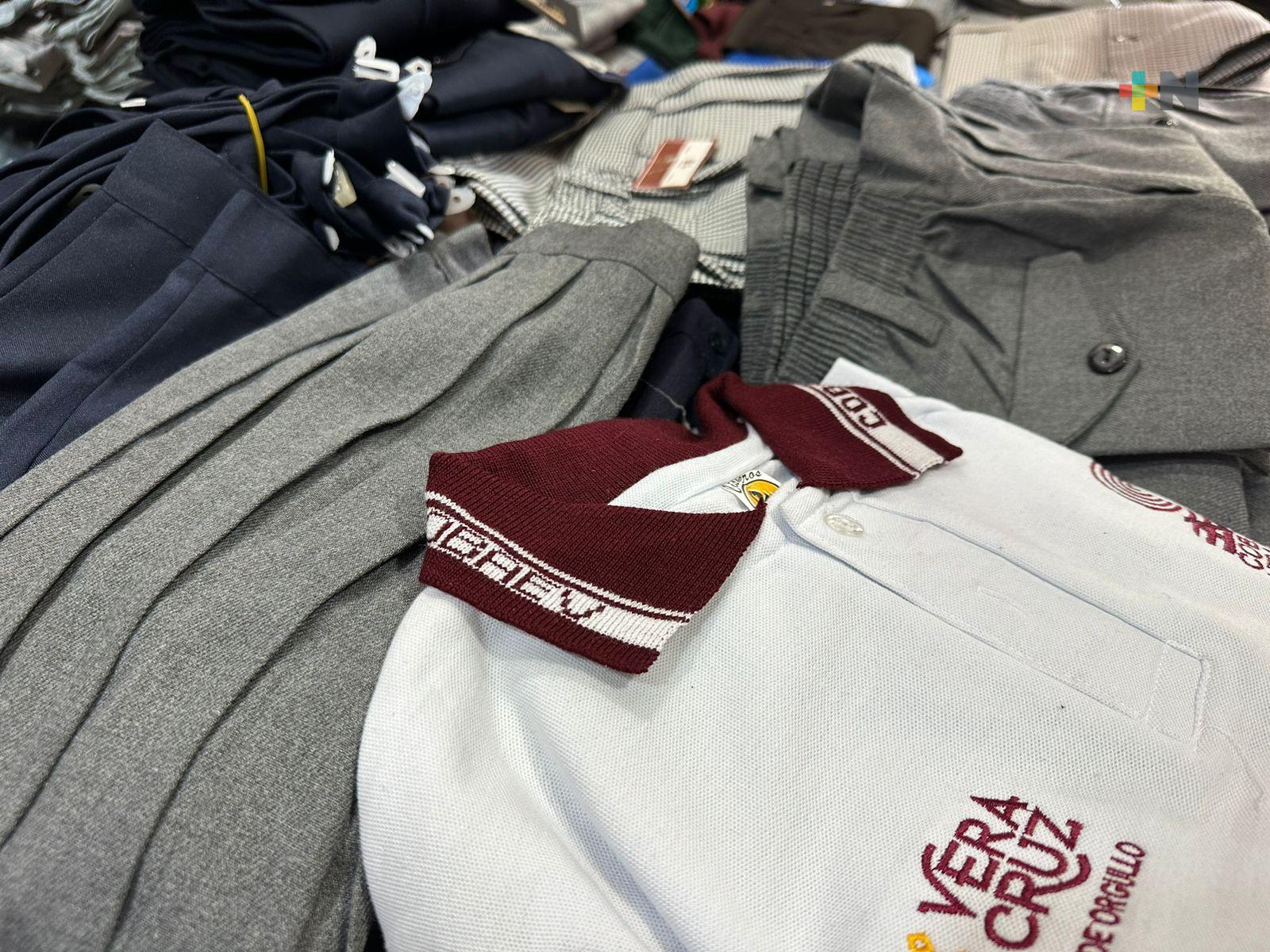 Comerciantes de uniformes de Coatza esperan mejores ventas con inicio de ciclo escolar