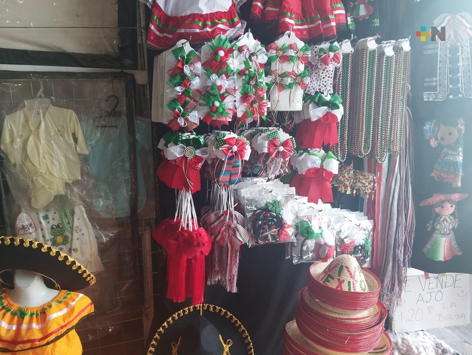 Comerciantes de artículos patrios ofrecen sus productos en mercado de Veracruz puerto