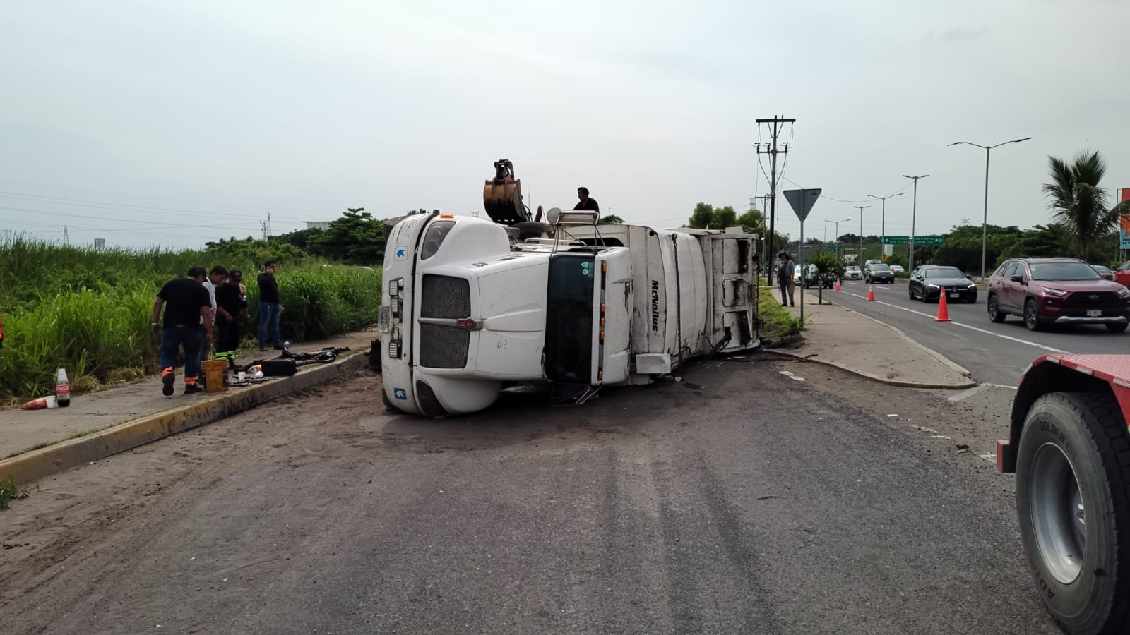 Se registra volcadura de camión recolector de basura en Veracruz