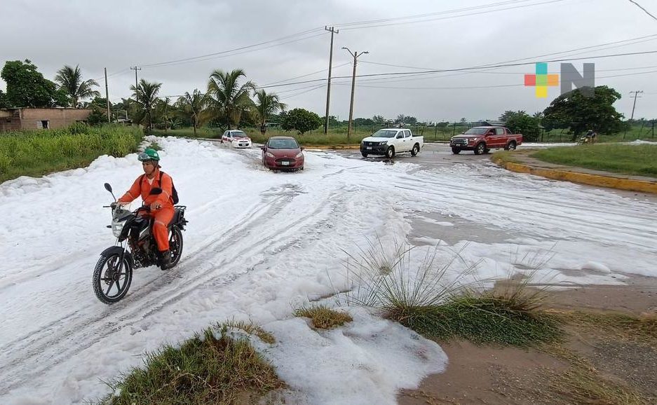 Congregación de Coatza amaneció cubierta de espuma