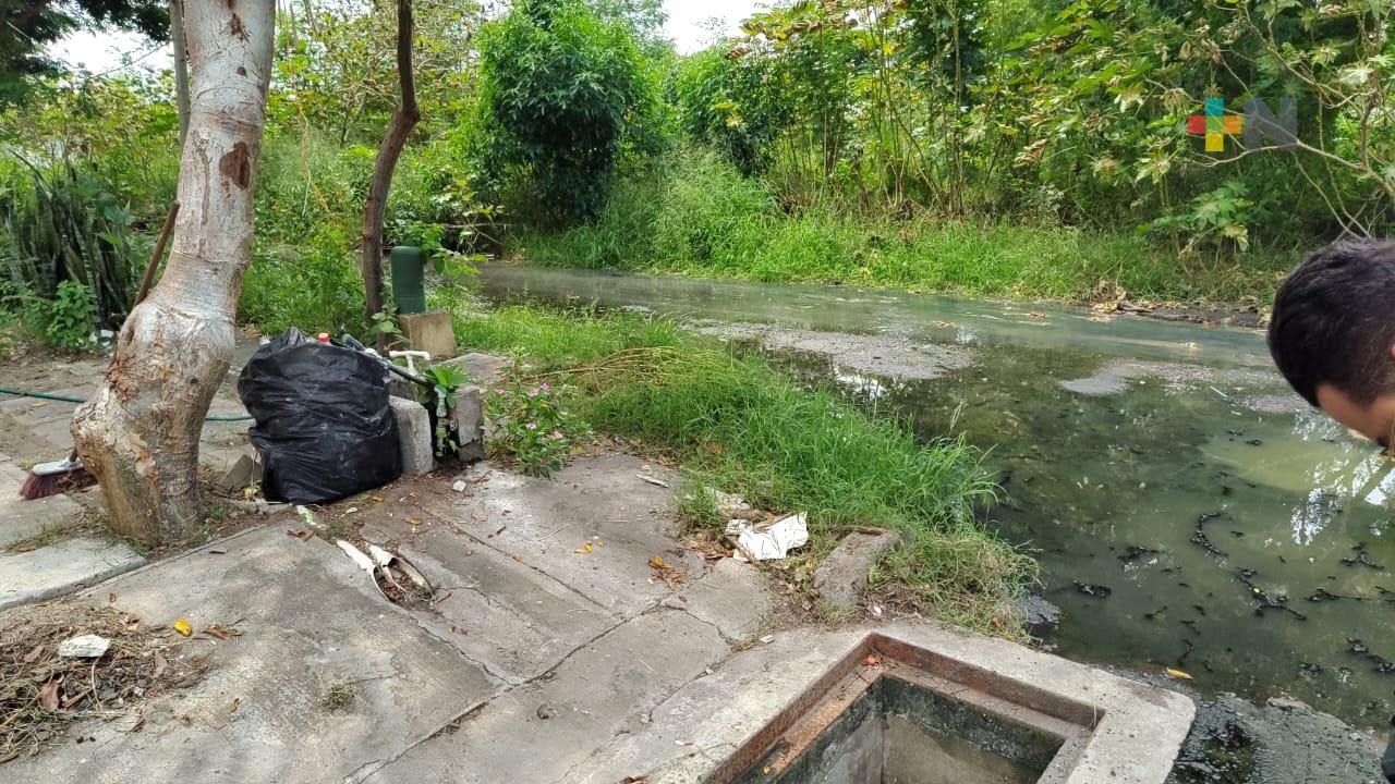 Reportan baches y fuga de aguas negras en Colinas de Santa Fe