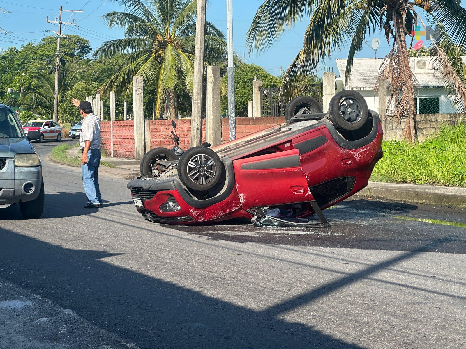 Familia volcó en carretera de Playa de Vacas