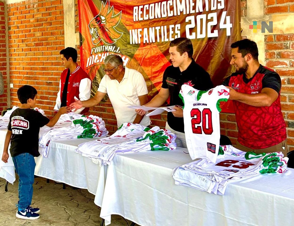 Reconocen a jugadores de la organización de futbol americano Mexicah del Conde