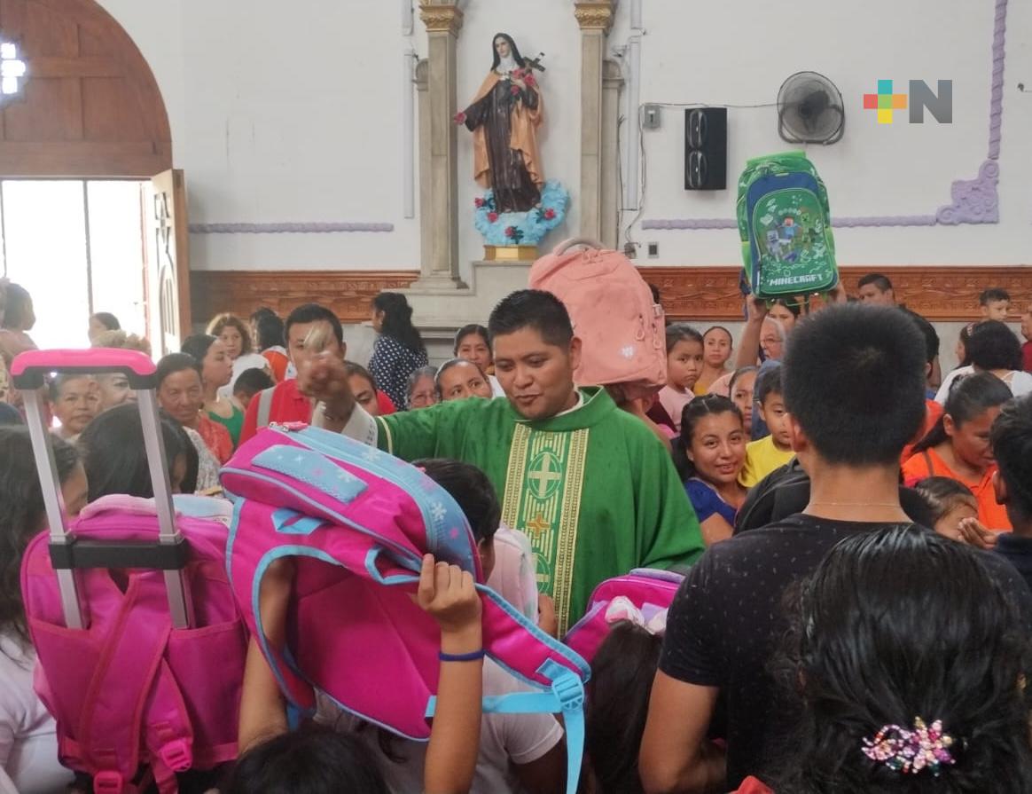 Iglesias católicas bendicen mochilas y útiles escolares en Martínez de la Torre y Papantla
