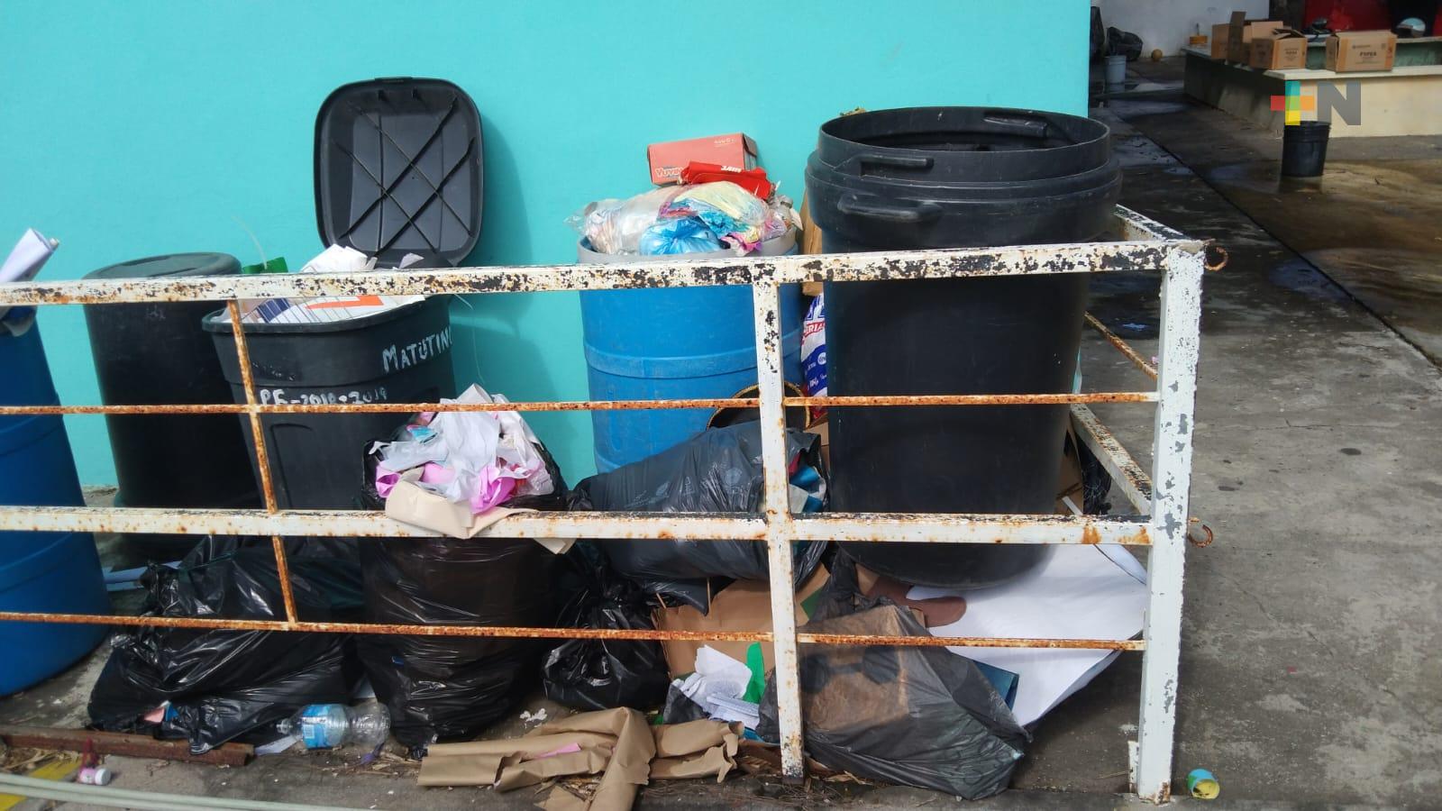 Un año más sin personal de limpieza en esta escuela de Veracruz