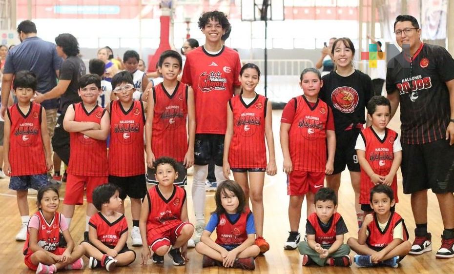 Academia Halcones Rojos regresa a clases